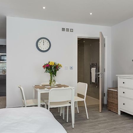The Lion Gate Apartments East Molesey Esterno foto