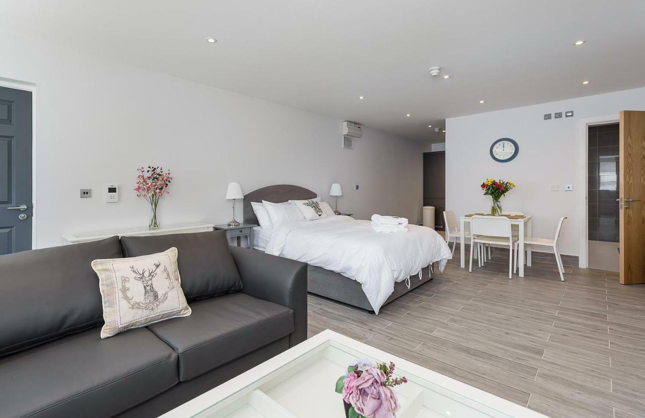 The Lion Gate Apartments East Molesey Esterno foto