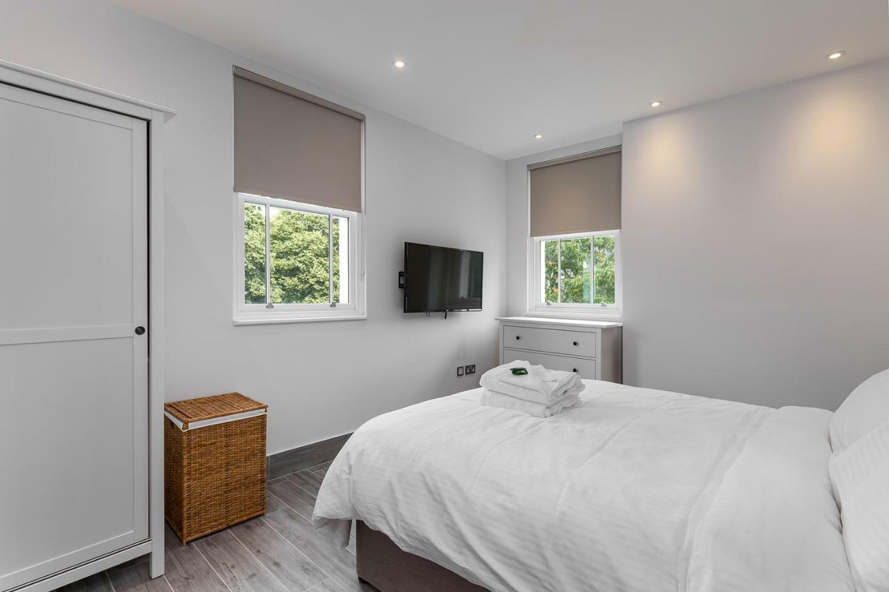 The Lion Gate Apartments East Molesey Esterno foto