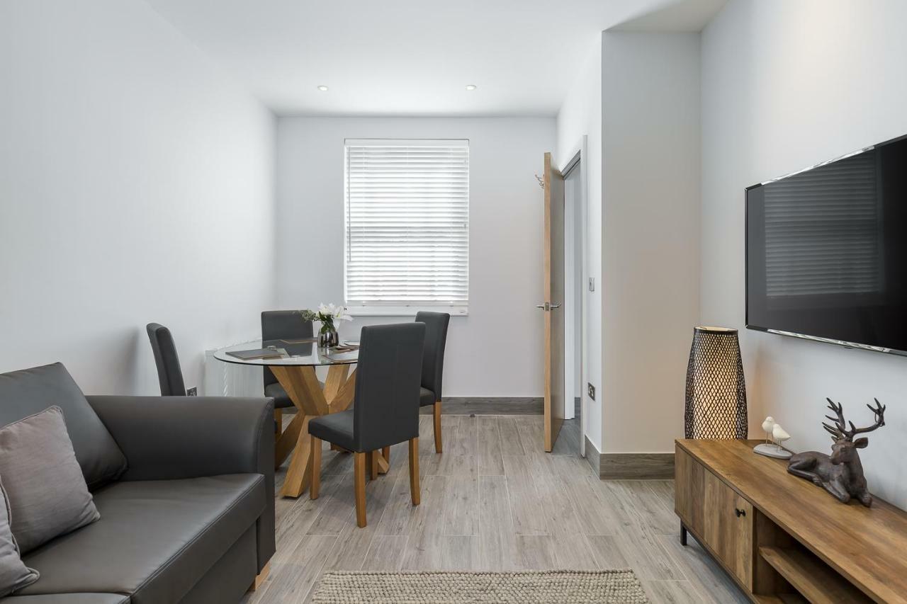 The Lion Gate Apartments East Molesey Esterno foto