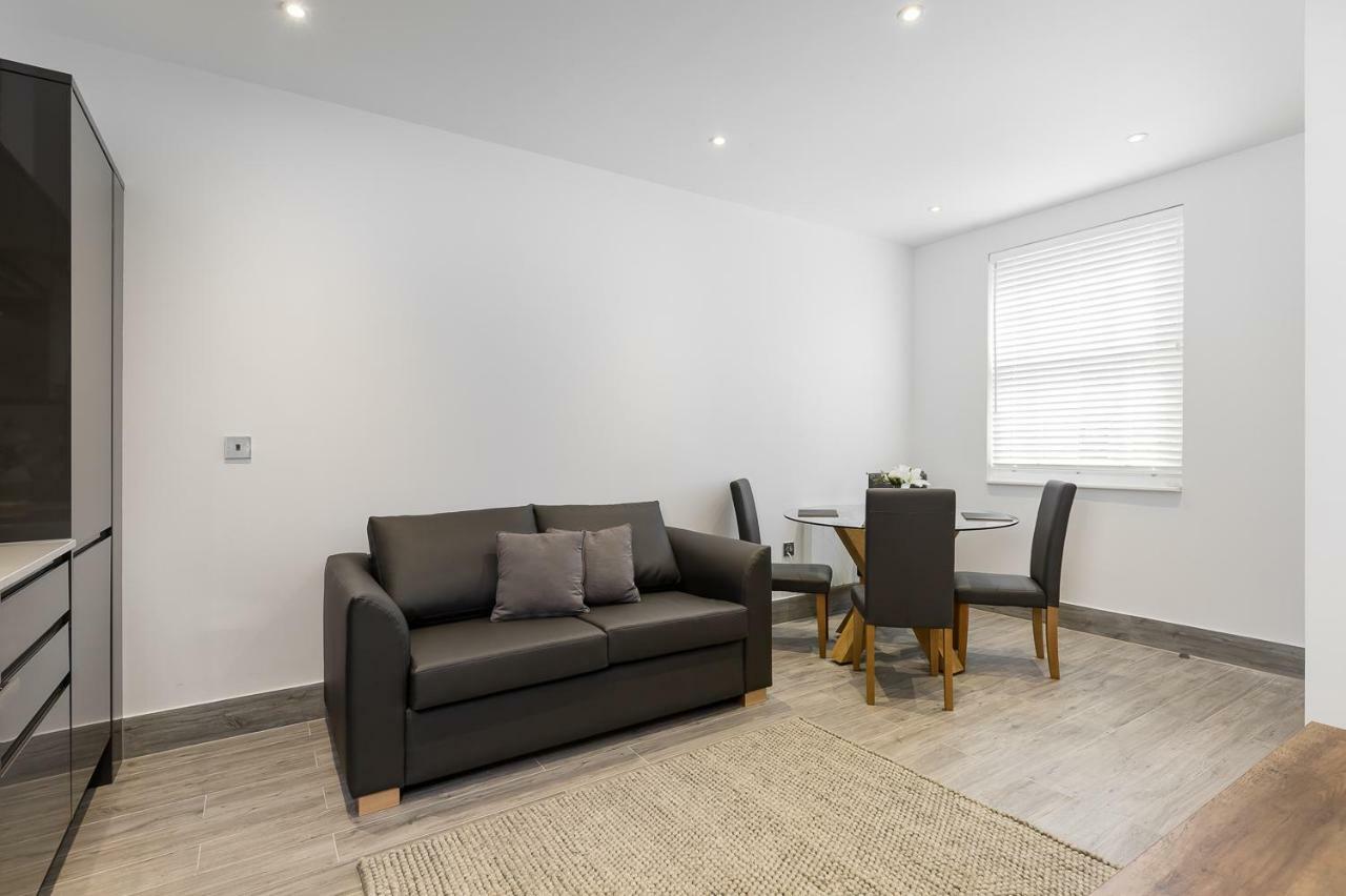 The Lion Gate Apartments East Molesey Esterno foto