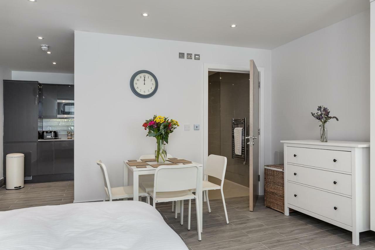 The Lion Gate Apartments East Molesey Esterno foto